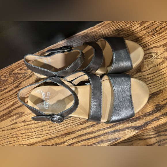 Dansko Women’s Tansy Gunmetal Metallic Leather Sandal Wedges Size 38 7.5 - Picture 2 of 5